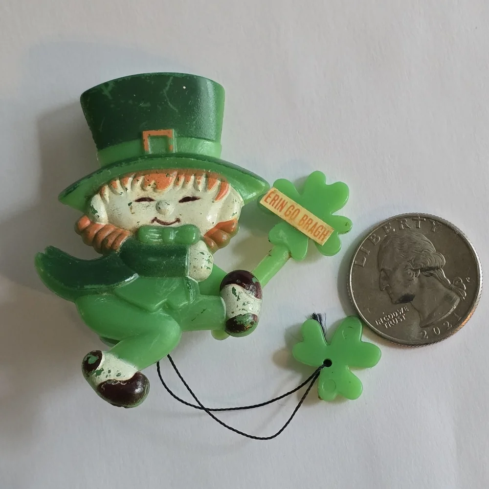 Vintage Leprechaun brooch 1978 Creative Creations Waving St Patrick’s Day - Picture 3 of 11